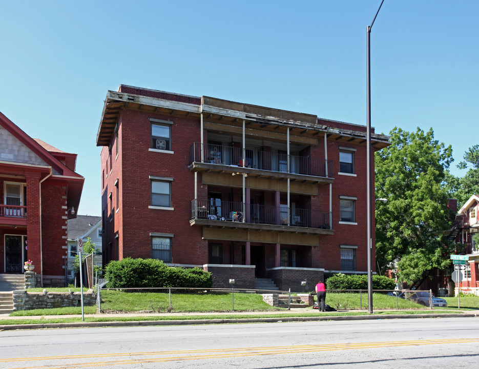 2801 E Linwood Blvd in Kansas City, MO - Building Photo