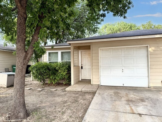 7941-7943 M G Rd in San Antonio, TX - Building Photo - Building Photo