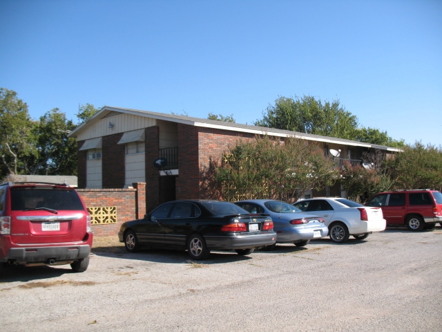 2222 Lucas Rd in Weatherford, TX - Foto de edificio