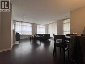 8120 Lansdowne Rd in Richmond, BC - Building Photo