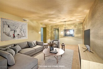 2121 Collier Ave in Ft. Myers, FL - Foto de edificio - Building Photo