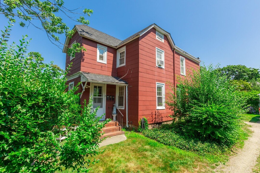 17 S Pk Ave in Bay Shore, NY - Building Photo