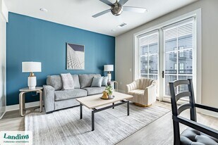 300 E Broad St, Unit 451 in Savannah, GA - Building Photo