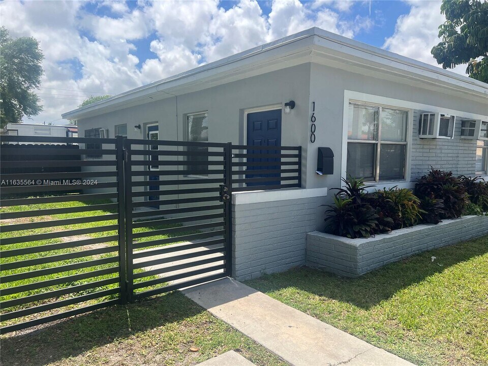 1600 NW 42nd St-Unit -1 in Miami, FL - Building Photo