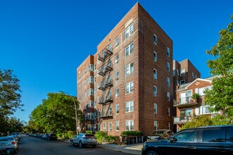 140 E 2nd St in Brooklyn, NY - Foto de edificio - Building Photo