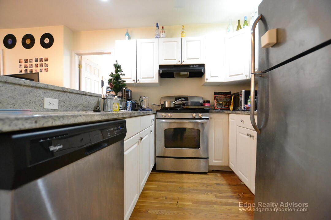 25 Copley St, Unit 2 in Brookline, MA - Building Photo