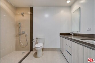 7260 Hawthorn Ave-Unit -106 in Los Angeles, CA - Building Photo - Building Photo