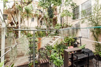 Hollister and 6th Street Apartments in Santa Monica, CA - Building Photo - Building Photo