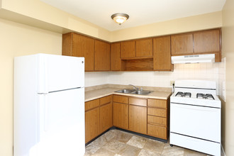 Williamsburg Apartments in Bettendorf, IA - Building Photo - Interior Photo