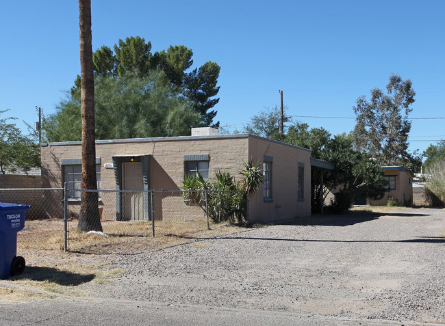 2201-2207 N Isabel Blvd in Tucson, AZ - Foto de edificio - Building Photo