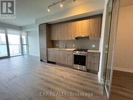 430 Square One Dr in Mississauga, ON - Building Photo