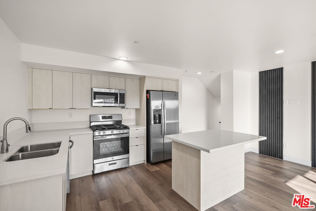 2527 Hauser Blvd in Los Angeles, CA - Building Photo