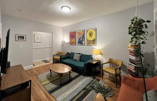 54 Beacon St, Unit 2 in Somerville, MA - Foto de edificio - Building Photo