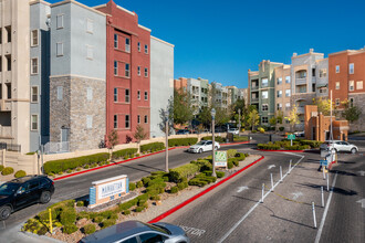 Manhattan Condominiums in Las Vegas, NV - Foto de edificio - Building Photo