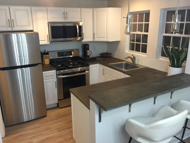 property at 464 Serpentine Dr
