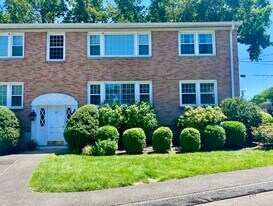 155 Heritage Hill Rd in New Canaan, CT - Building Photo
