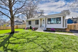 7 Christopher St in Newburyport, MA - Building Photo - Building Photo