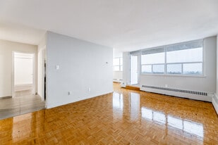 21 Welsford Gdns in Toronto, ON - Building Photo