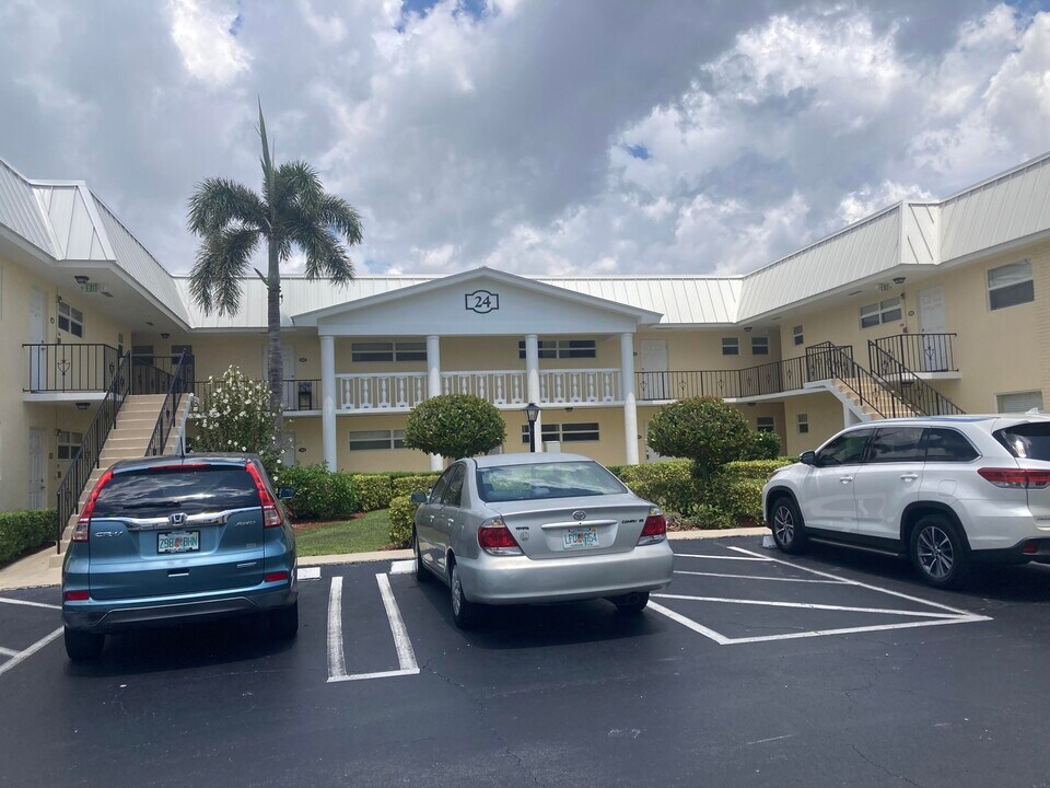 24 Colonial Club Dr in Boynton Beach, FL - Building Photo