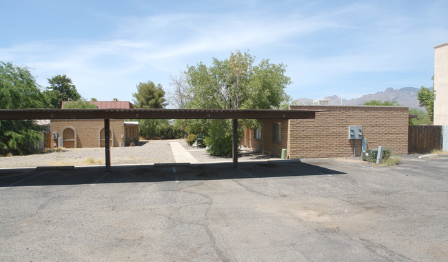 210-214 W Roger Rd in Tucson, AZ - Foto de edificio - Building Photo