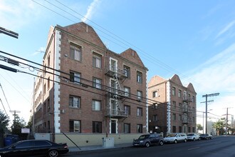 3316 San Marino St Apartments in Los Angeles, CA - Foto de edificio - Building Photo