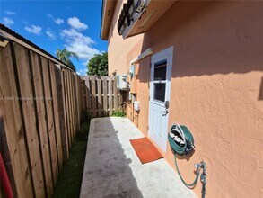 14300 SW 161st Pl in Miami, FL - Foto de edificio - Building Photo