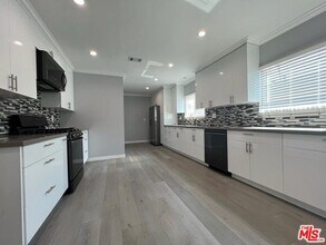 11243 Lull St in Los Angeles, CA - Building Photo - Building Photo