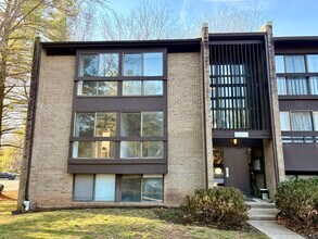 11557 Rolling Green Ct, Unit #200 in Reston, VA - Foto de edificio - Building Photo