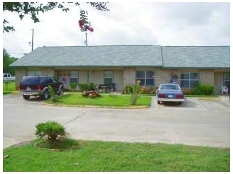 Brush Country Cottages in Dilley, TX - Foto de edificio