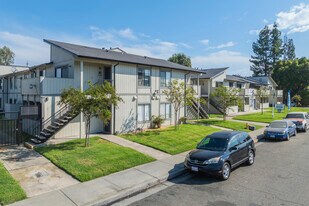Blue Ridge Circle Apartments in Stockton, CA - Building Photo