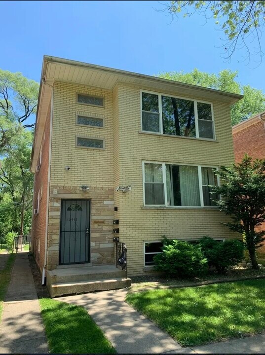 13913 S Wentworth Ave in Riverdale, IL - Building Photo