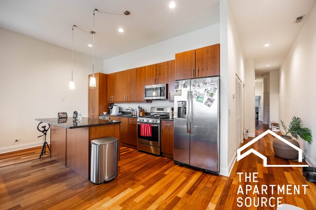 1354 W Augusta Blvd, Unit 302