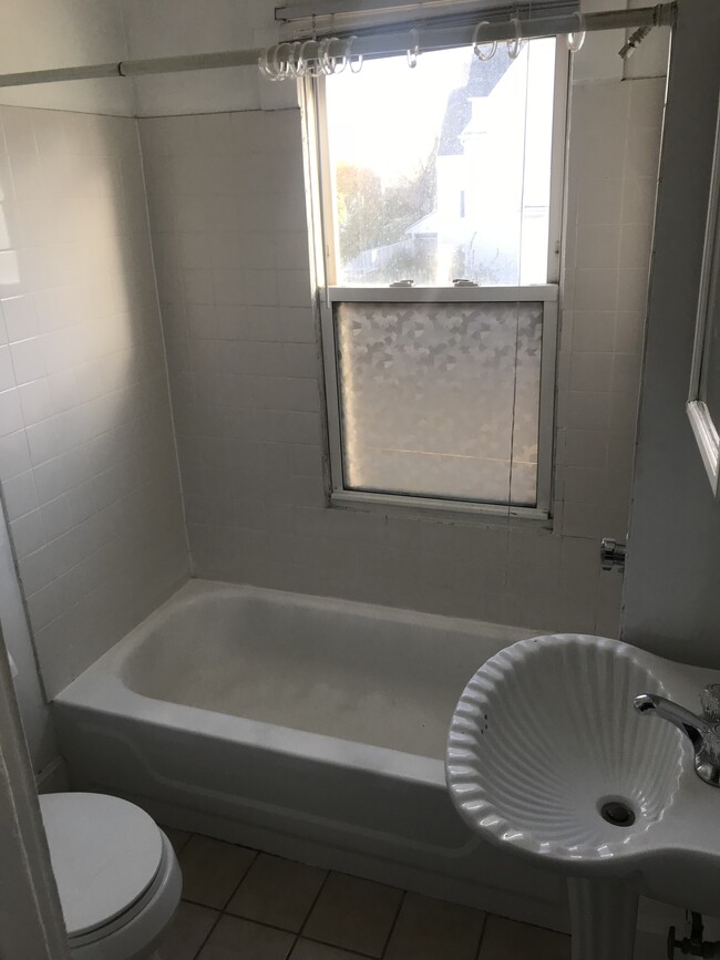 335 Dorchester St, Unit 1 in Boston, MA - Building Photo - Building Photo