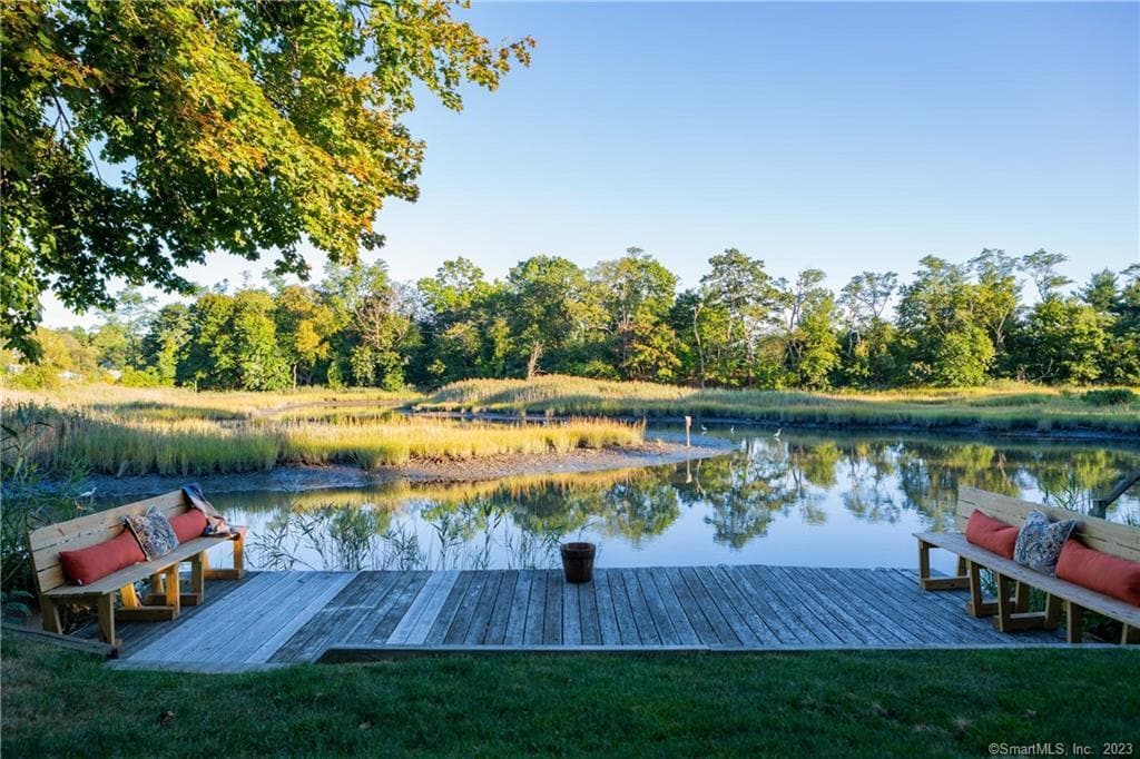 331 Riverside Dr in Fairfield, CT - Building Photo