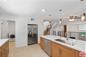 5238 Newcastle Ave in Los Angeles, CA - Building Photo - Building Photo