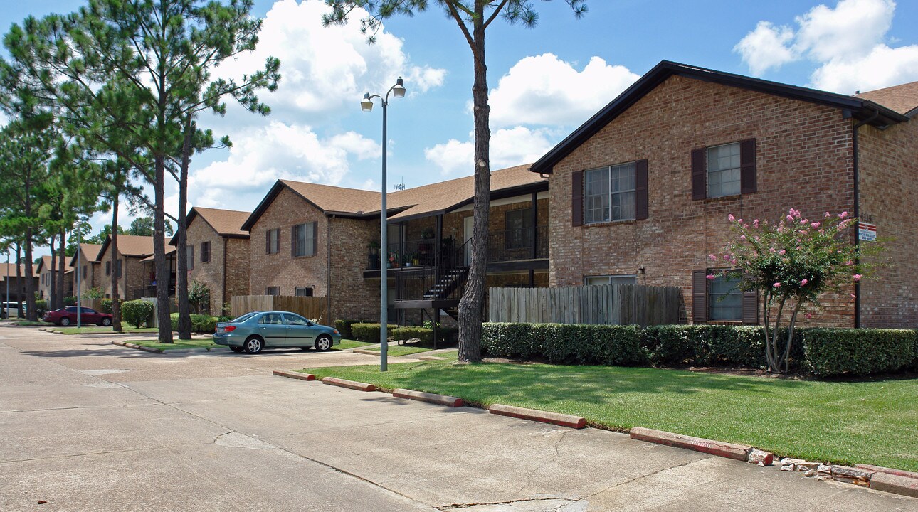 Barclay Manor in Beaumont, TX - Building Photo