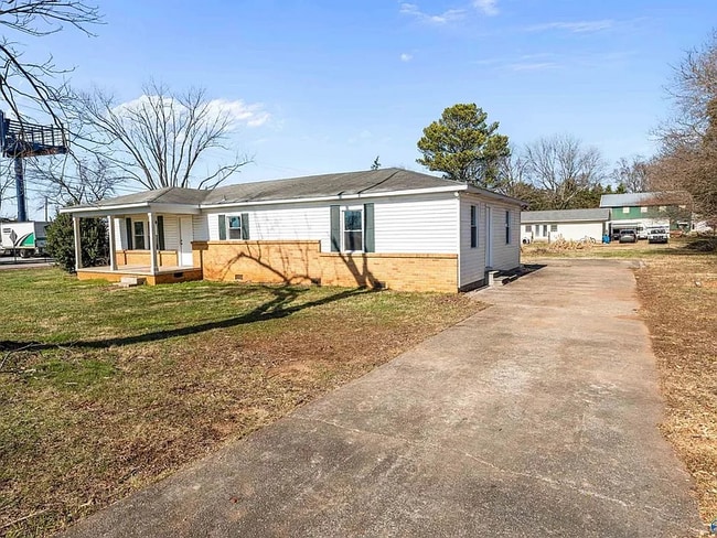 5624 NW Oakwood Rd in Huntsville, AL - Building Photo - Building Photo