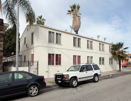 2776 Clarendon Ave in Huntington Park, CA - Foto de edificio - Building Photo