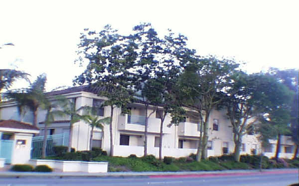 Portofino Village Apartments in Paramount, CA - Foto de edificio - Building Photo