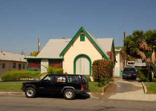 231-233 E Cedar Ave in Burbank, CA - Building Photo - Building Photo