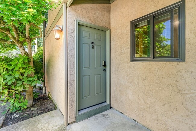 10017 NE 138th Pl in Kirkland, WA - Building Photo - Building Photo