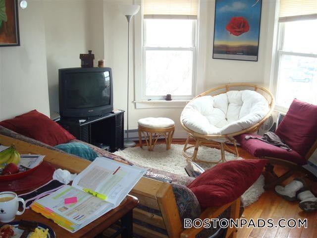 104 Hammond St in Boston, MA - Building Photo