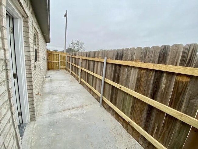 1914 Bahamas Dr, Unit 2 in Edinburg, TX - Building Photo - Building Photo