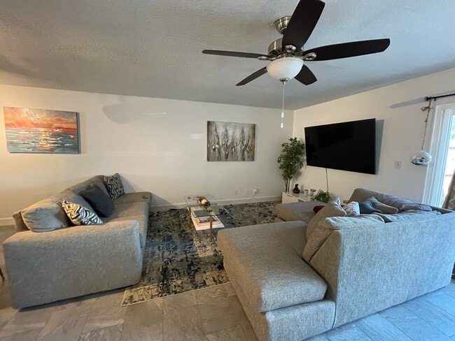 6843 NW 29th Ave in Fort Lauderdale, FL - Building Photo - Building Photo