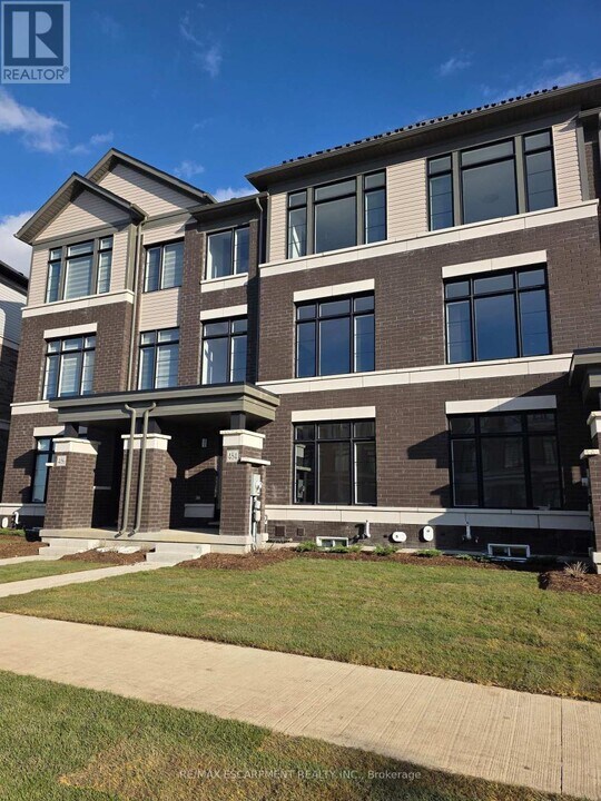 484 Provident Wy in Hamilton, ON - Building Photo