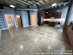 1331 S Flores St in San Antonio, TX - Building Photo - Building Photo