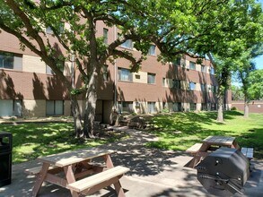 CR Flats in Coon Rapids, MN - Foto de edificio - Building Photo