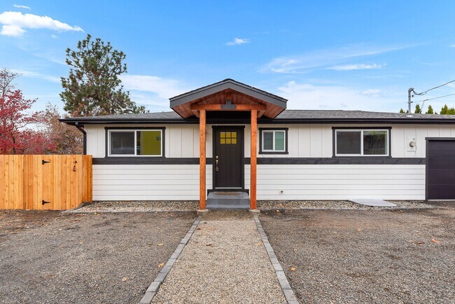 460 N James Ave in East Wenatchee, WA - Foto de edificio - Building Photo