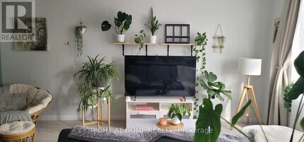 61 Teelin Cir in Ottawa, ON - Building Photo - Building Photo