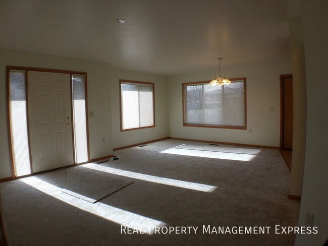 Cozy 2 Bedroom, 1 Bath Twin Home with 2 st in Sioux Falls, SD - Building Photo - Building Photo
